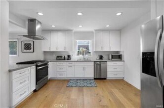 22335 Kittridge St in Los Angeles, CA - Foto de edificio - Building Photo