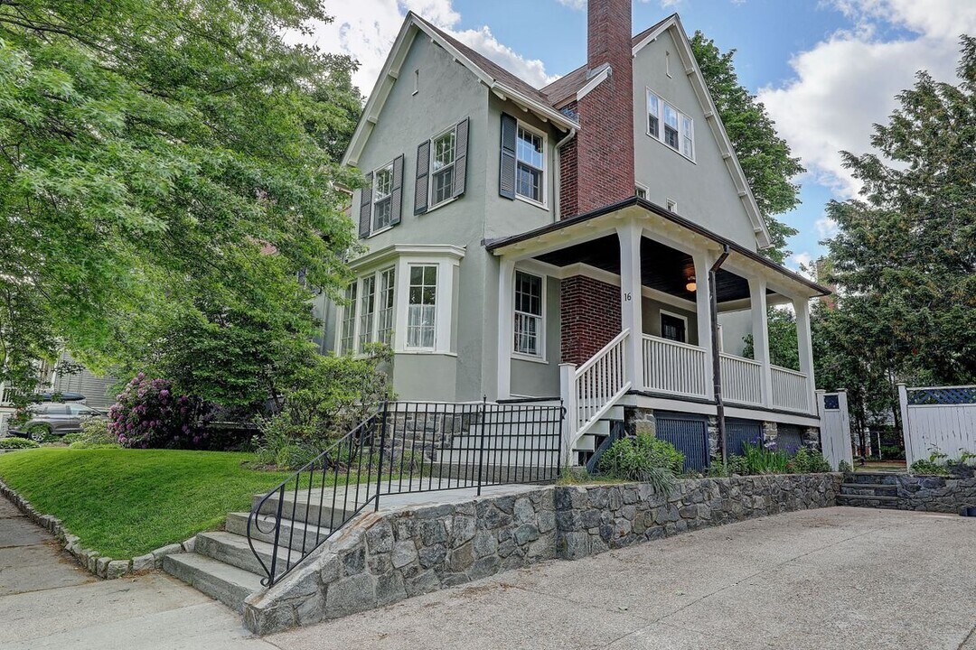 16 Elton St in Providence, RI - Building Photo