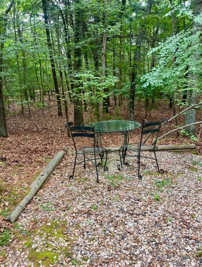 5 Highland Ln, Unit Ground Level Basement Apt in East Hampton, NY - Foto de edificio - Building Photo