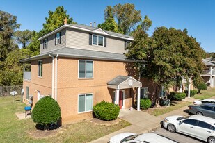 Manor Park West in Memphis, TN - Building Photo