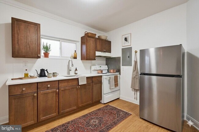 2040 Frankford Ave, Unit 2ND FL REAR in Philadelphia, PA - Foto de edificio - Building Photo