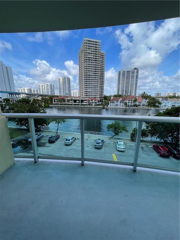 19390 Collins Ave, Unit 427 in Sunny Isles Beach, FL - Building Photo - Building Photo