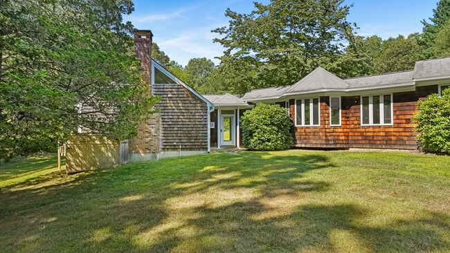 106 Spoonwood Rd in Wilton, CT - Building Photo - Building Photo