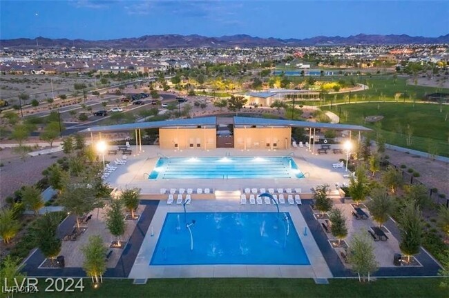 340 Summer Sparrow Ave in Henderson, NV - Foto de edificio - Building Photo