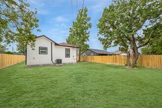 9305 Kentshire Dr in Houston, TX - Building Photo - Building Photo