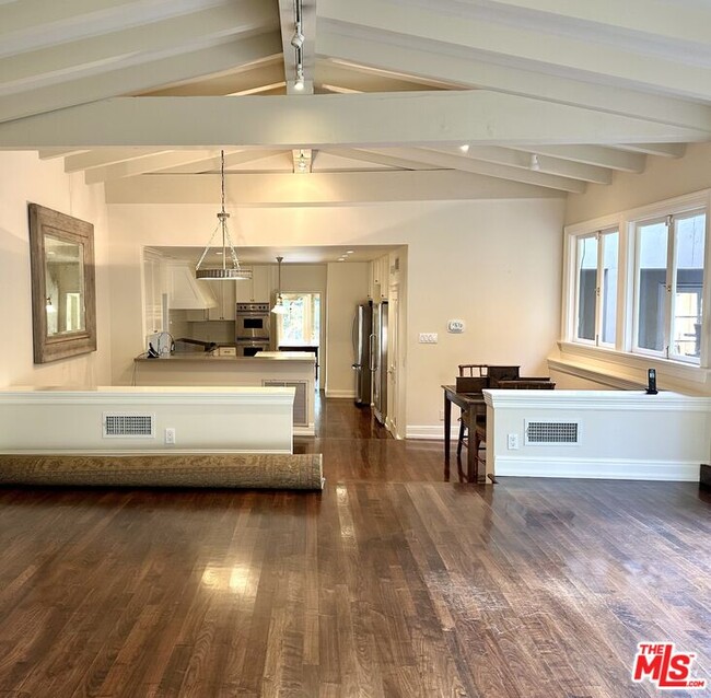 1290 Sunset Plaza Dr in Los Angeles, CA - Building Photo - Building Photo