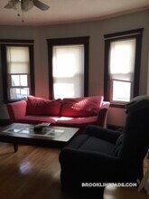 157 Thorndike St in Brookline, MA - Building Photo - Building Photo