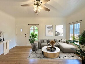 221 S Gramercy Pl in Los Angeles, CA - Building Photo - Building Photo