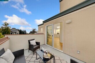 2615 Telegraph Ave, Unit 401 in Berkeley, CA - Foto de edificio - Building Photo