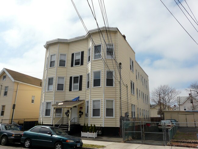 390 Poplar St in New Haven, CT - Foto de edificio - Building Photo