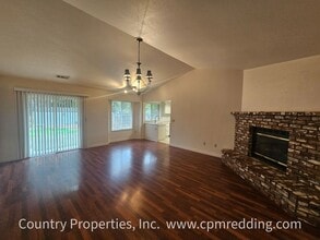 2323 Castlewood Dr in Redding, CA - Building Photo - Building Photo