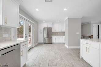 475 Cedar Ln in Paramus, NJ - Building Photo - Building Photo