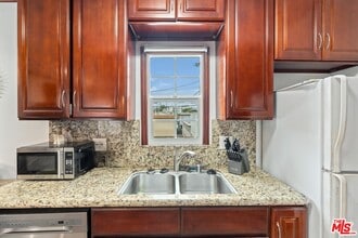 1330 S Barrington Ave in Los Angeles, CA - Building Photo - Building Photo