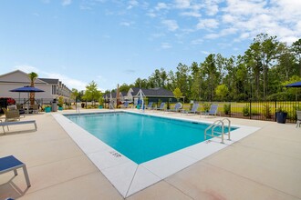 Whisper Creek Village in Milton, FL - Foto de edificio - Building Photo