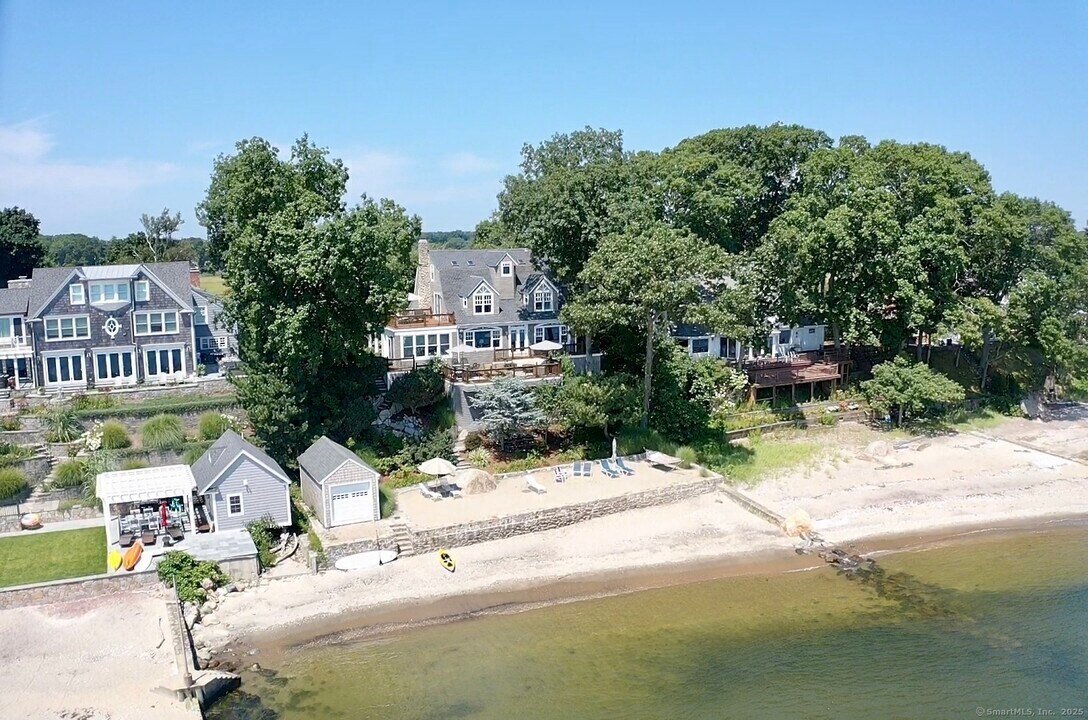 55 Shore Rd in Clinton, CT - Building Photo