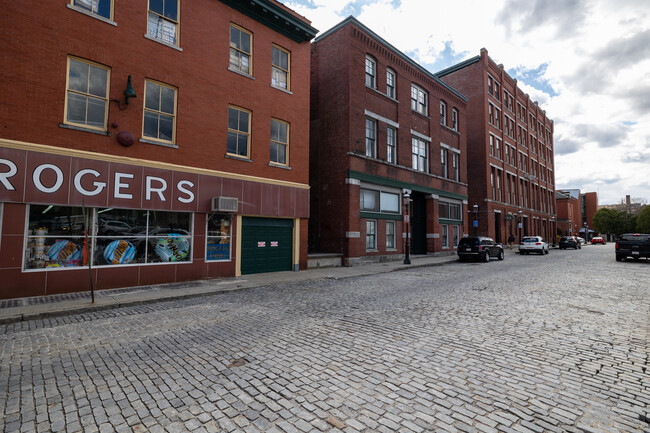 172 Middle St in Lowell, MA - Foto de edificio - Building Photo