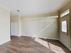 1362 Meadow Creek Dr in Lancaster, TX - Foto de edificio - Building Photo