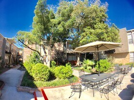 5550 N Braeswood Blvd, Unit 137 in Houston, TX - Building Photo