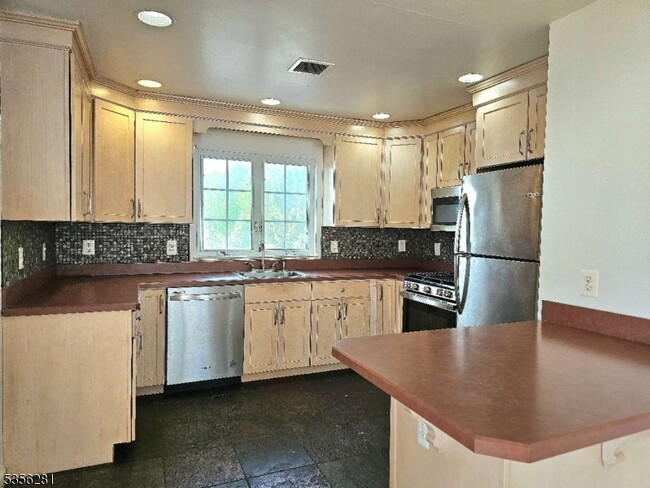 1405 Mopsick Ave in Linden, NJ - Building Photo - Building Photo