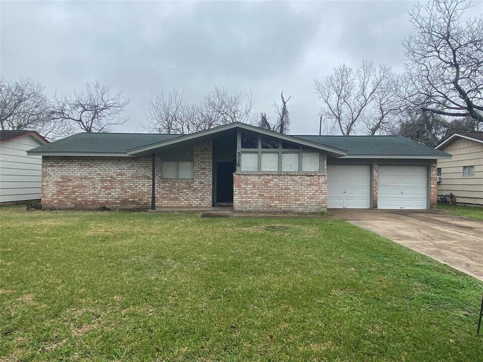 316 Pine St in Lake Jackson, TX - Building Photo