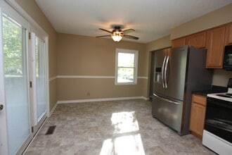 6824 Hillside Drive in Pewee Valley, KY - Foto de edificio - Building Photo