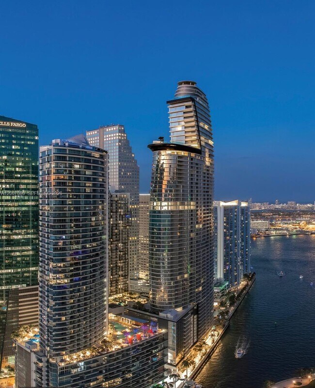 77 SE 5th St, Unit PH01 in Miami, FL - Foto de edificio - Building Photo