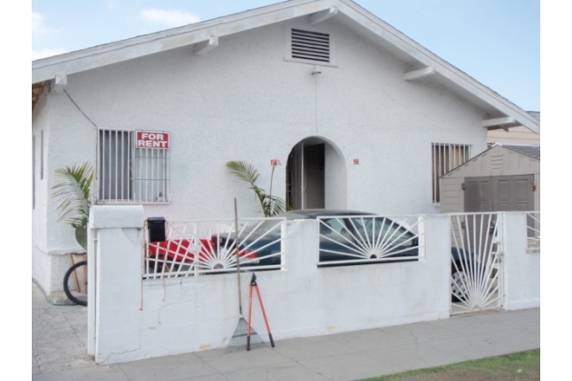 156 E 73rd St in Los Angeles, CA - Building Photo