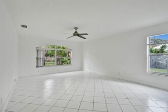 10310 Guatemala St in Hollywood, FL - Building Photo - Building Photo
