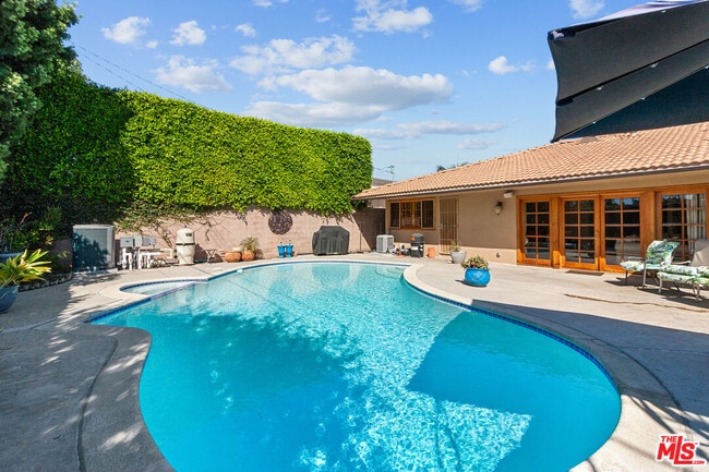 property at 6633 S Sherbourne Dr