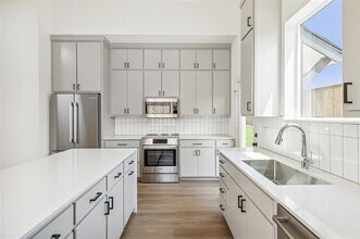 1301 Tillery Ct in Grapevine, TX - Foto de edificio - Building Photo