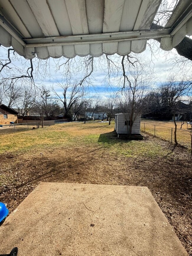 307 W Russell St in Weatherford, TX - Building Photo - Building Photo