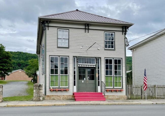 135 W Main St in Wardensville, WV - Foto de edificio - Building Photo