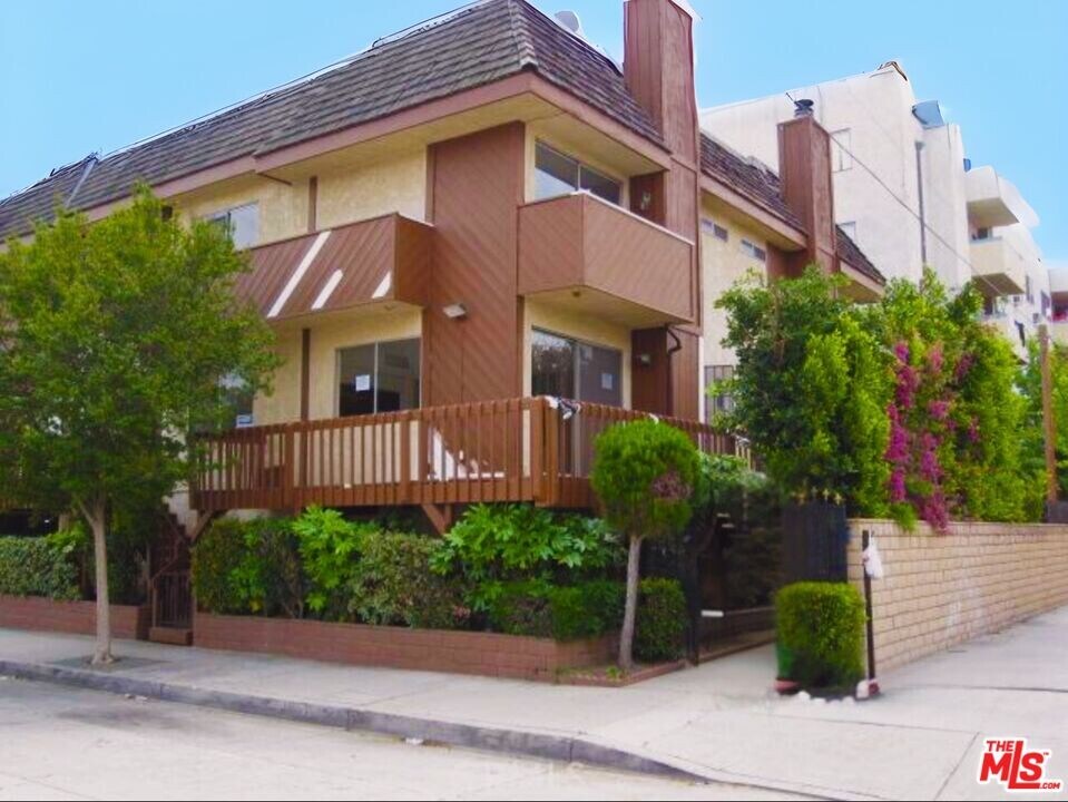 5827 Tujunga Ave in Los Angeles, CA - Building Photo