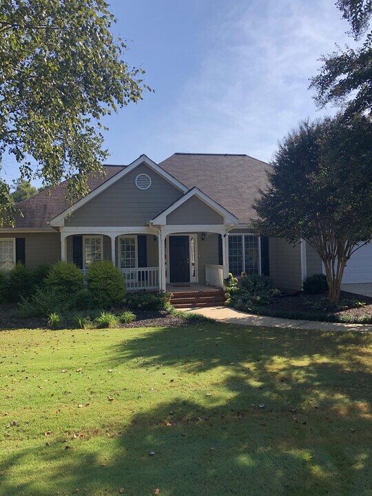 1020 Joie Dr in Bogart, GA - Building Photo