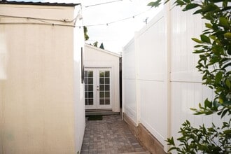 1120 S Barrington Ave in Los Angeles, CA - Building Photo - Building Photo