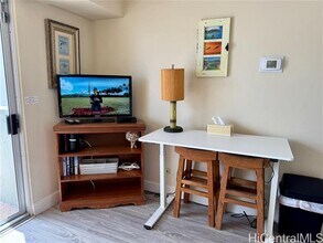 2440 Kuhio Ave. in Honolulu, HI - Building Photo - Building Photo