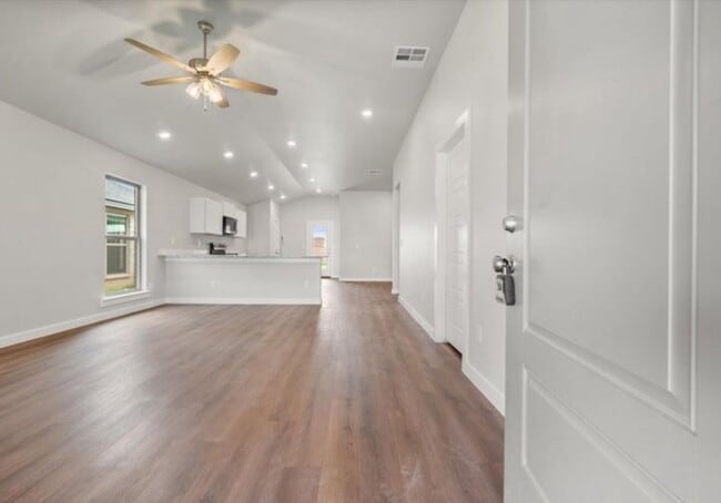 7213 8th St in Lubbock, TX - Foto de edificio - Building Photo