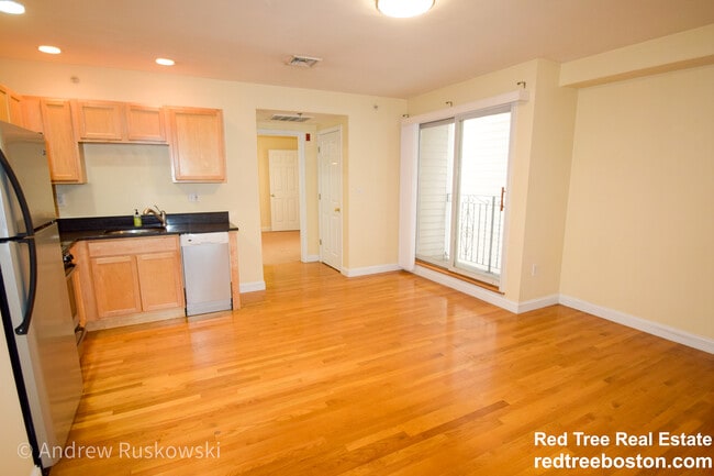 393 W Broadway, Unit 4 in Boston, MA - Building Photo - Building Photo