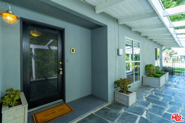 5652 Fallbrook Ave in Los Angeles, CA - Building Photo - Building Photo