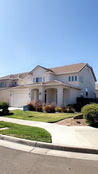 1321 Jenner Dr in Merced, CA - Foto de edificio