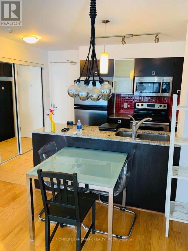 38 Grenville St in Toronto, ON - Building Photo - Building Photo