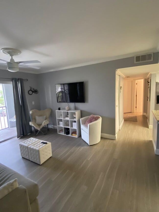 1531 SE Royal Green Cir in Port St. Lucie, FL - Foto de edificio - Building Photo