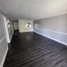 240 Galen Dr in Key Biscayne, FL - Foto de edificio - Building Photo