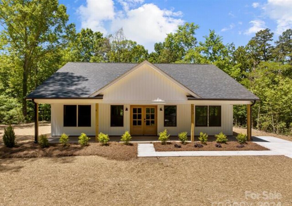 250 Golfers Dr in Salisbury, NC - Building Photo