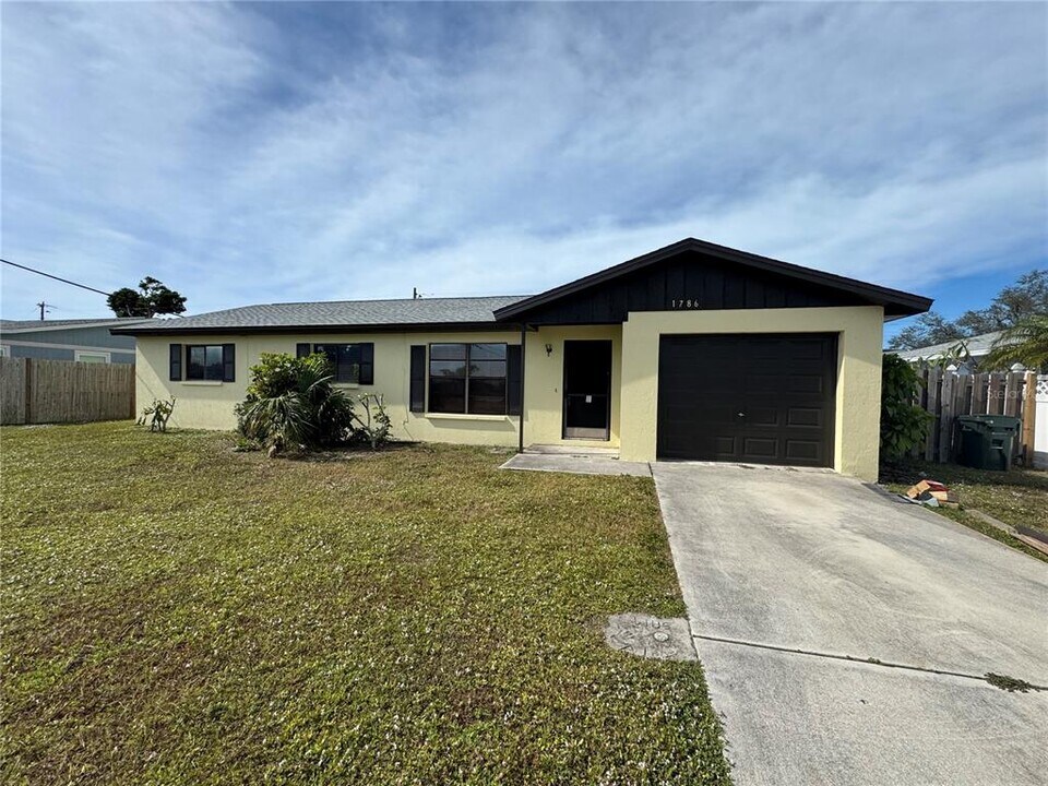 1786 Dagon Rd in Venice, FL - Building Photo