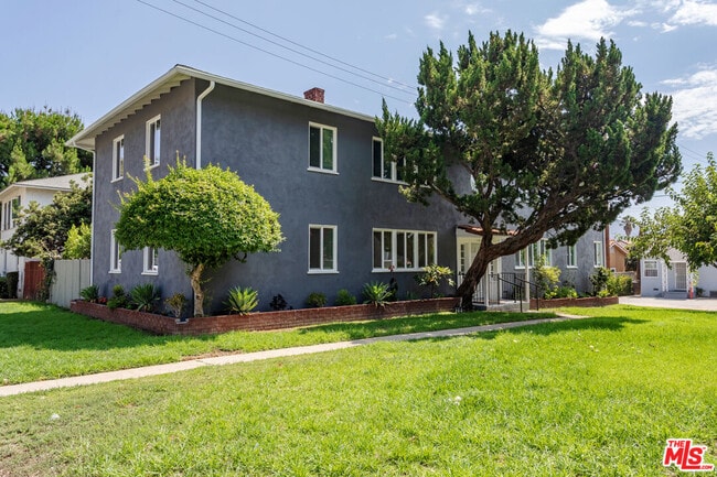 property at 1812 W Glenoaks Blvd