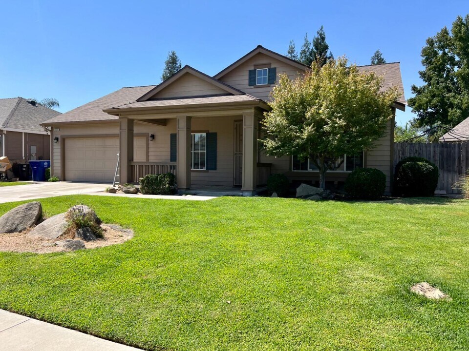 1519 Avenue E in Kingsburg, CA - Building Photo