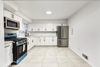 235 Lakewood Dr in Bloomfield, NJ - Building Photo - Building Photo