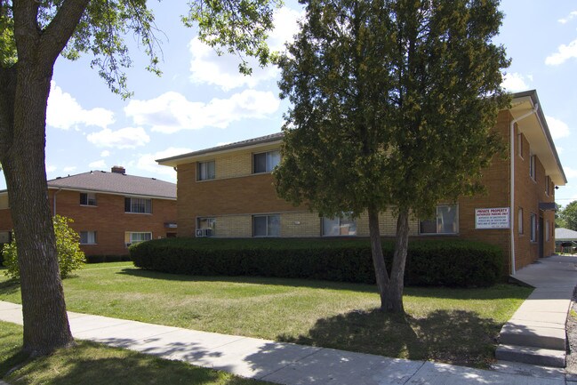 8801 W Mill Rd in Milwaukee, WI - Foto de edificio - Building Photo