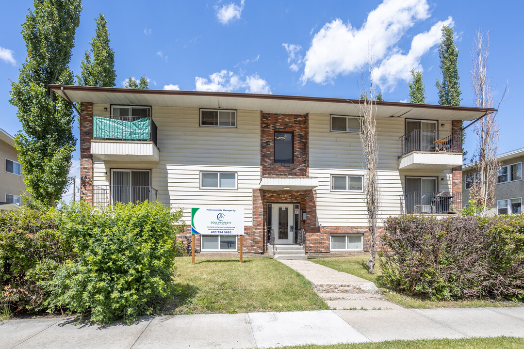 5118 43 St in Red Deer, AB - Building Photo